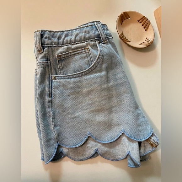 H&M scalloped hem shorts denim lightwash US 6 Euro 36 - Picture 6 of 13